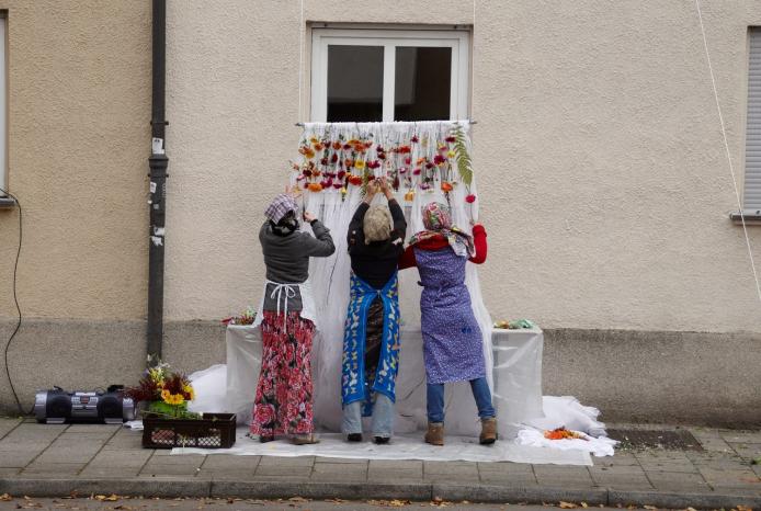 Hauskleid, performative Installation, grüne Achse München Schwabing