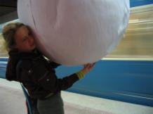 Marion, Performance, 120 cm paperball, public space underground