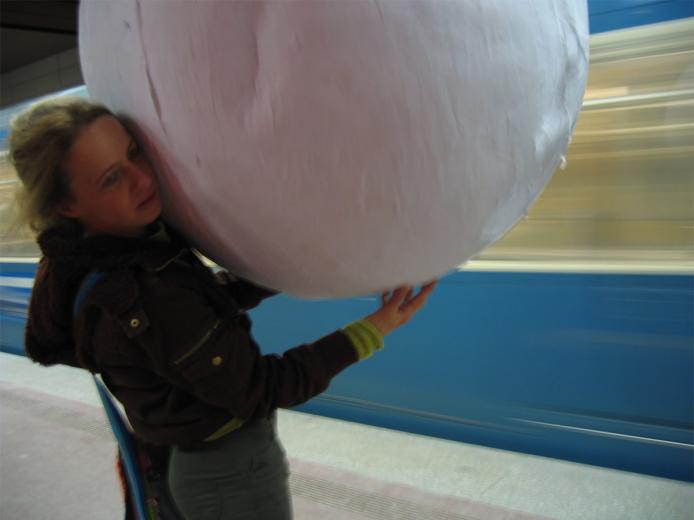 Marion, Performance, 120 cm paperball, public space underground