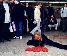 P.I.N.K., Performance, U Bahn, Kunsttunnel, 80 Eier, Aufstieg
